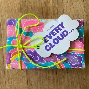 LUSH Korea Every Cloud Gift Set Sleepy Bubble Bar 7 oz.
Twilight Bath Bomb 7 oz.